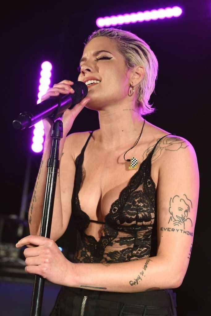 Halsey pratiquement seins nus en concert