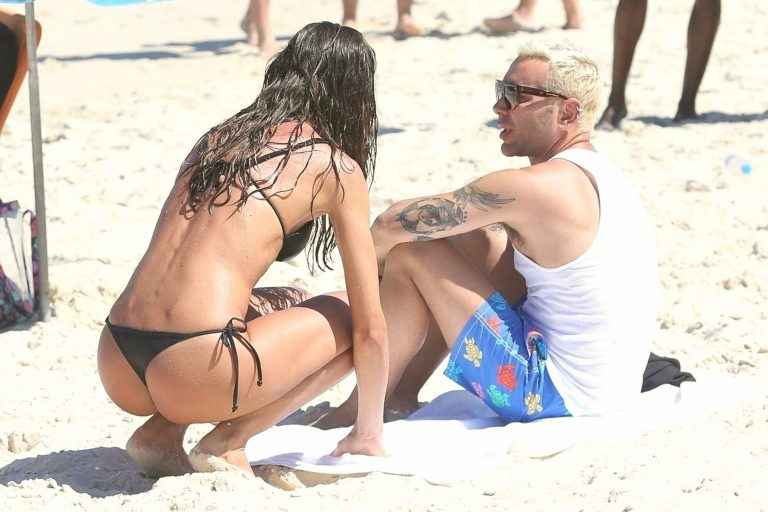 Izabel Goulart en bikini à Rio de Janeiro