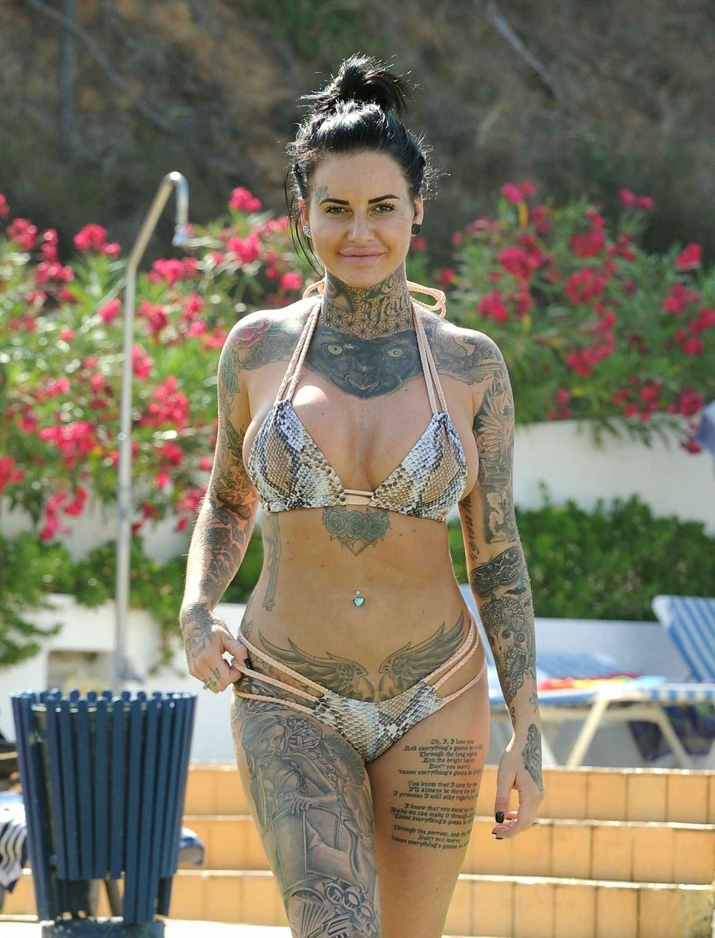 Jemma Lucy en bikini au Portugal