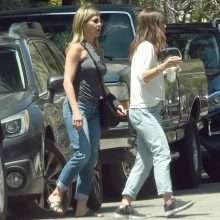 Jennifer Aniston a les seins qui pointent à Los Angeles