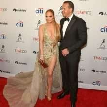 Jennifer Lopez ouvre le décolleté au gala Timme 100 à New-York