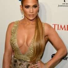 Jennifer Lopez ouvre le décolleté au gala Timme 100 à New-York