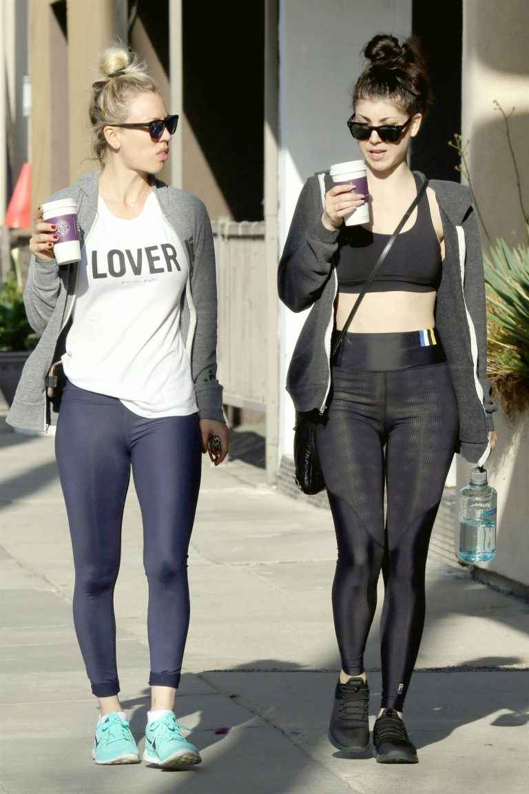 Kaley Cuoco en leggings à Studio City