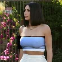 Kim Kardashian sans soutien-gorge à Los Angeles
