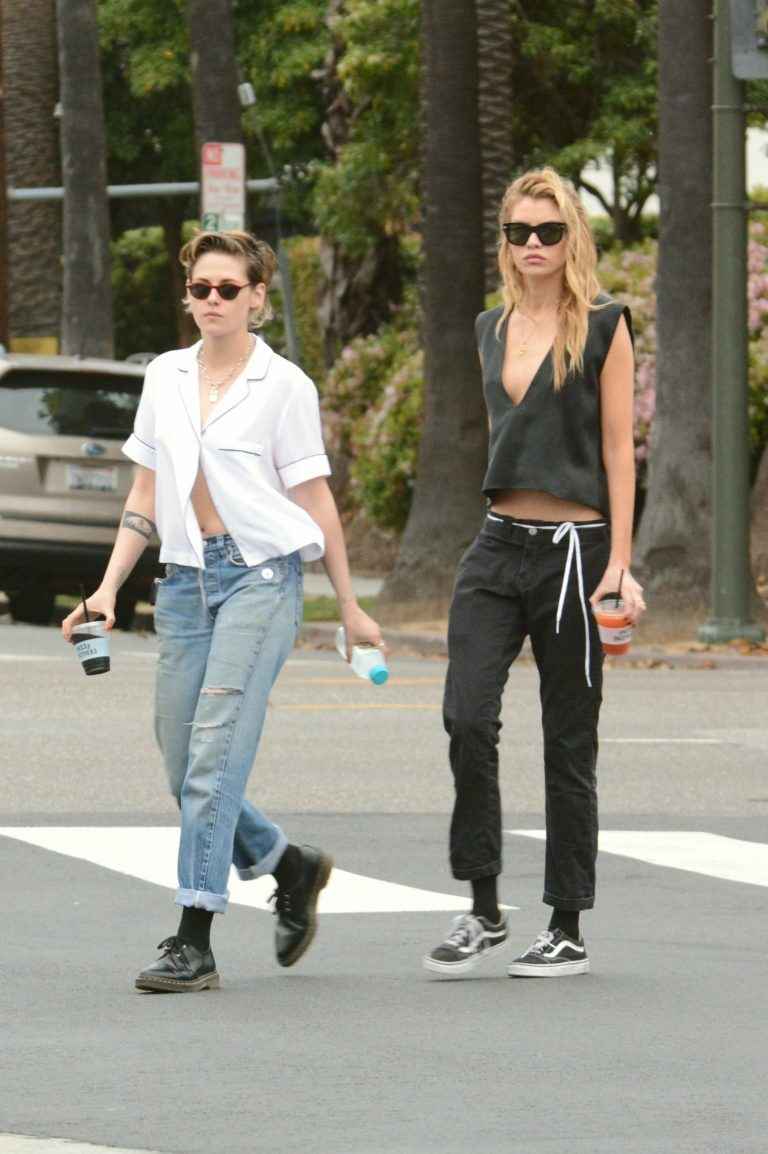 Kristen Stewart et Stella Maxwell se baladent sans soutien-gorge