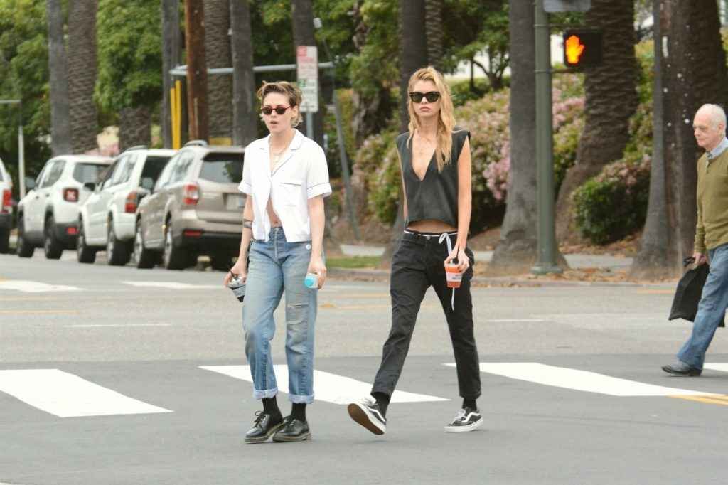 Kristen Stewart et Stella Maxwell se baladent sans soutien-gorge
