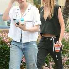 Kristen Stewart et Stella Maxwell se baladent sans soutien-gorge