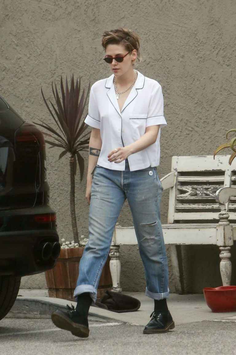 Kristen Stewart se balade sans soutien-gorge à Los Angeles