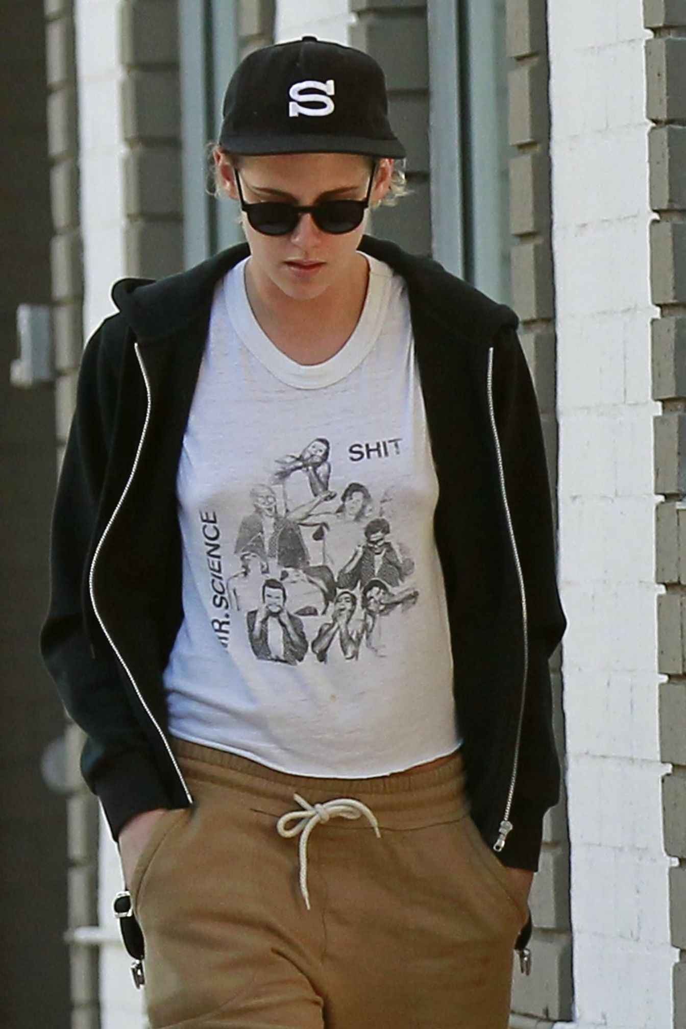 Kristen Stewart sans soutien-gorge à Los Angeles