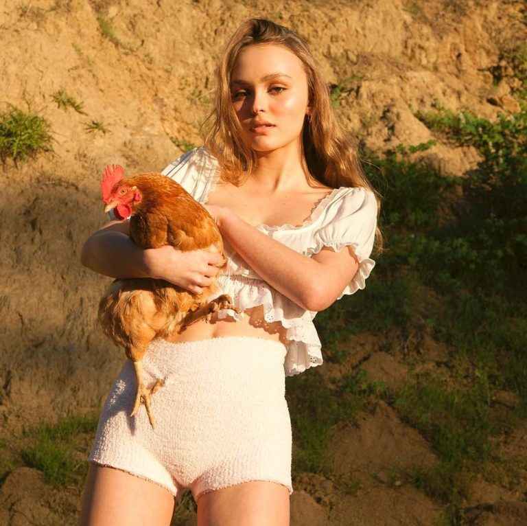 Lily Rose Depp dans un short très moulant