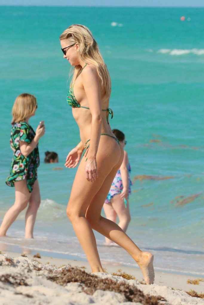 Louisa Warwick dans un bikini vert à Miami