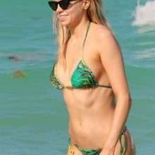 Louisa Warwick dans un bikini vert à Miami