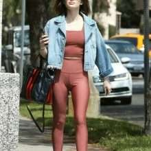 Lucy Hale dans un leggings bien moulant à Los Angeles
