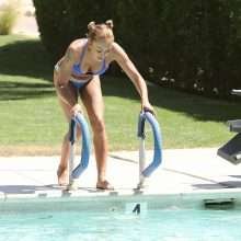 Melanie Brown dans un bikini bleu