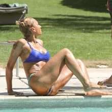 Melanie Brown dans un bikini bleu