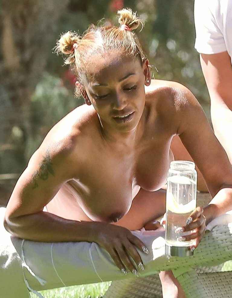 Malanie Brown bronze seins nus