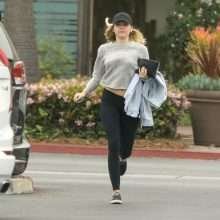Miley Cyrus sans soutien-gorge à Malibu