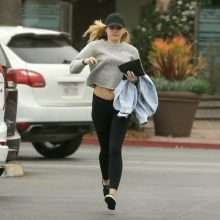 Miley Cyrus sans soutien-gorge à Malibu