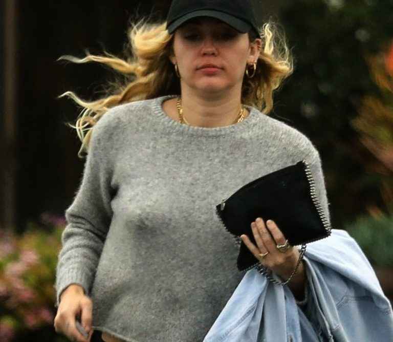 Miley Cyrus sans soutien-gorge à Malibu