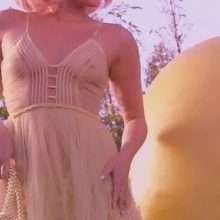Miley Cyrus seins nus par transparence dans Vogue