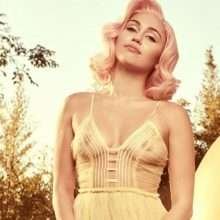 Miley Cyrus seins nus par transparence dans Vogue
