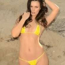 Natasha Blasik en mini bikini à Malibu