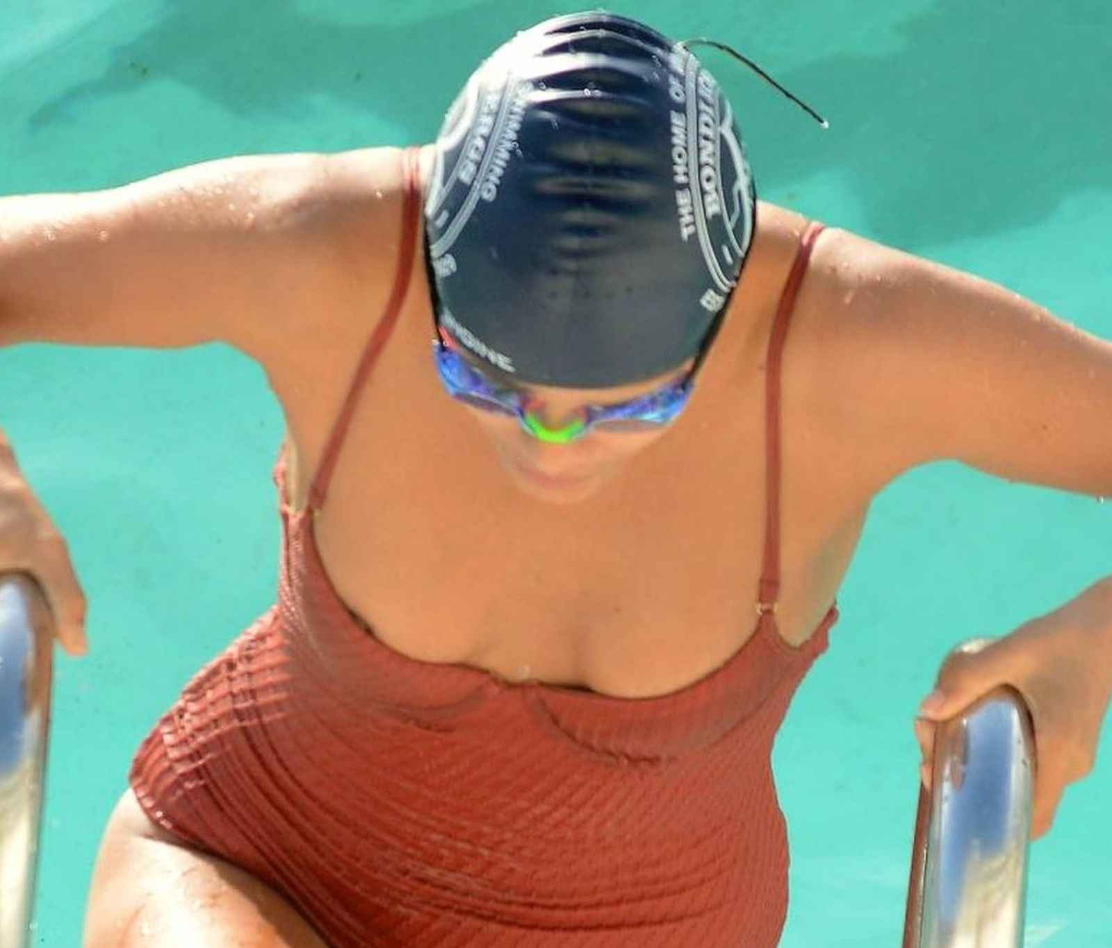 Nathalie Kelley en maillot de bain avec un téton apparent