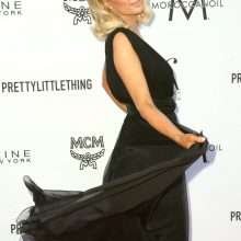 Paris Hilton ouvre le décolleté à Los Angeles