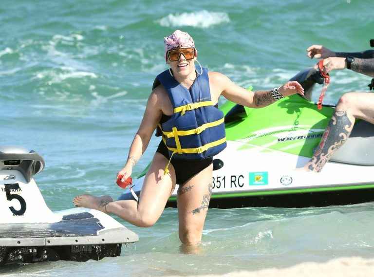 Pink en maillot de bain à Fort Lauredale