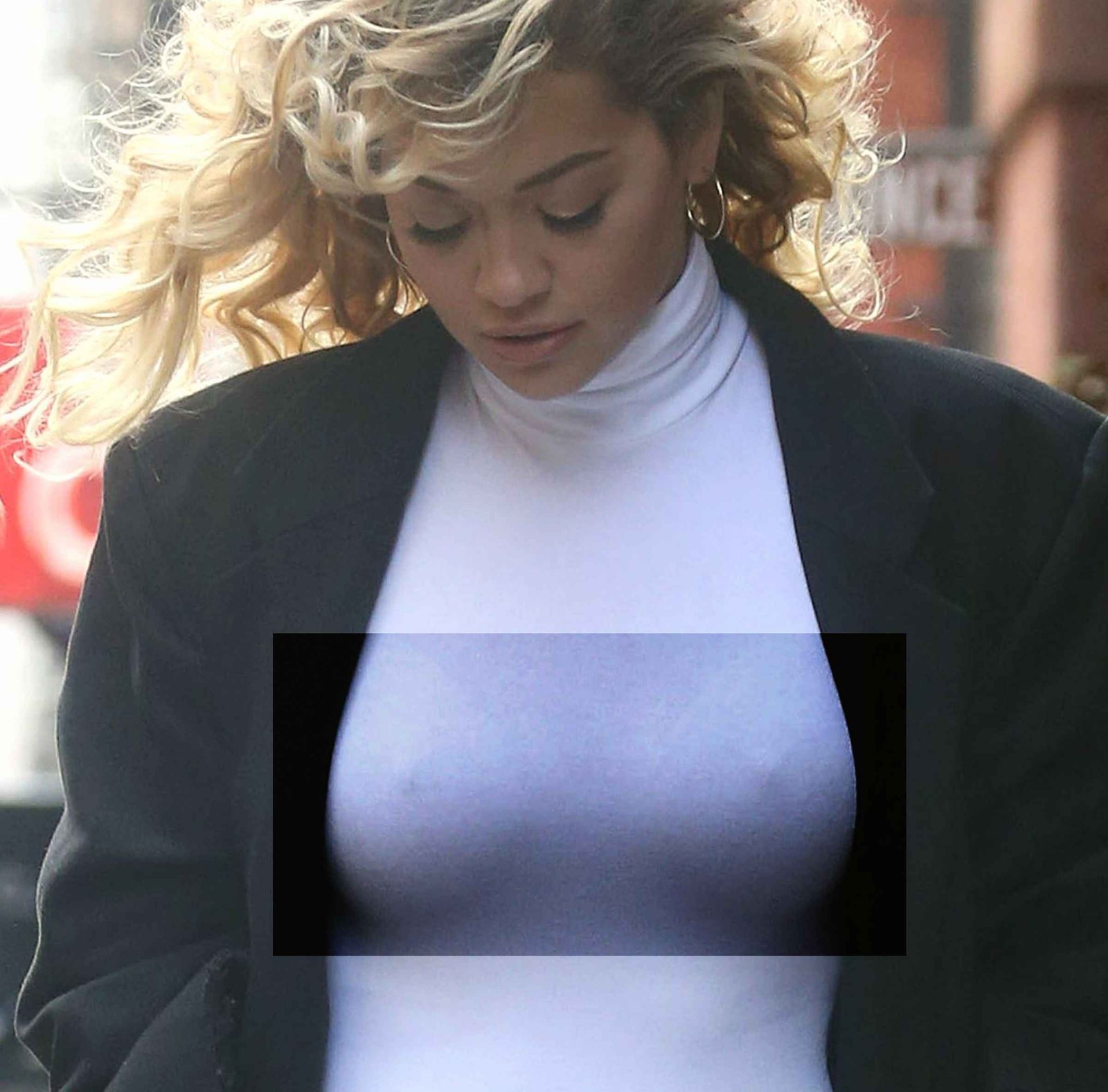 Rita Ora sans soutien-gorge sous son top bien moulant