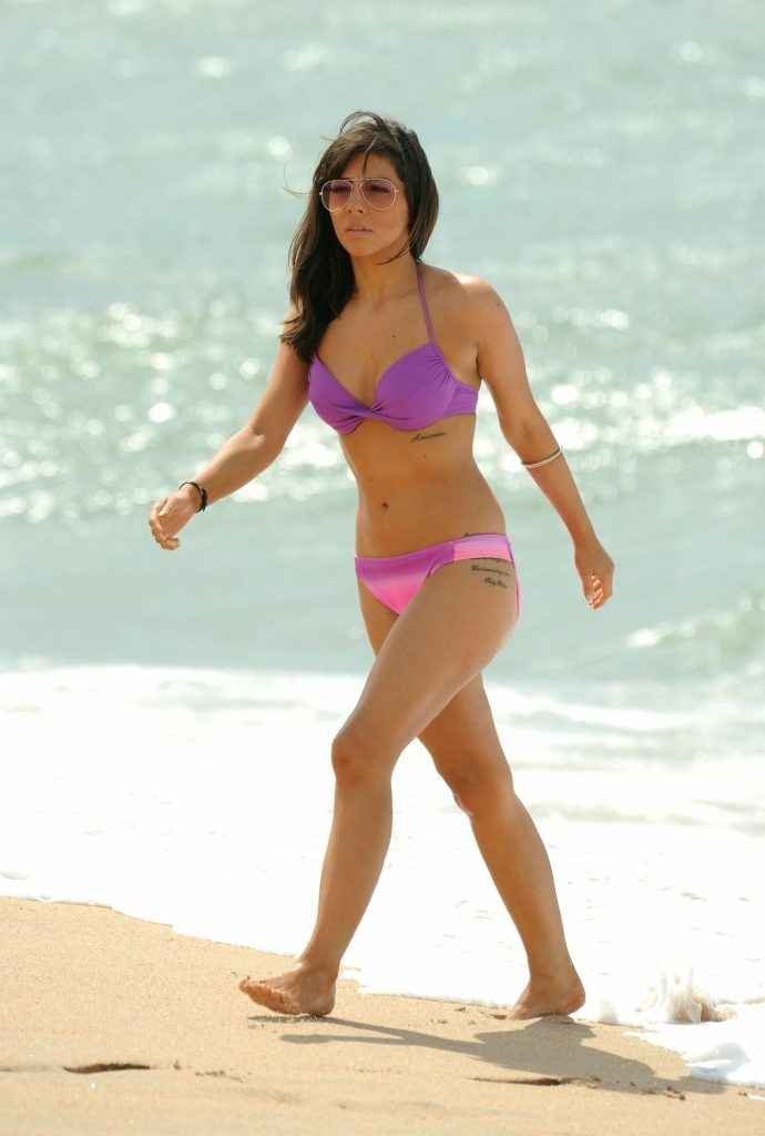 Roxanne Pallett en bikini au Portugal