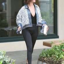 Selena Gomez en Leggings et sans soutien-gorge à Los Angeles