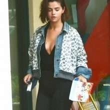 Selena Gomez en Leggings et sans soutien-gorge à Los Angeles