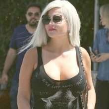 Sophia Vegas promène ses gros seins à Beverly Hills