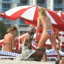 Toni Garrn bronze à nouveau seins nus