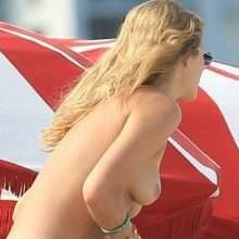Toni Garrn bronze à nouveau seins nus