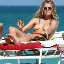 Toni Garn bronze seins nus à Miami