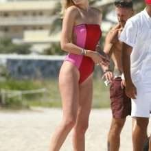Toni Garn bronze seins nus à Miami