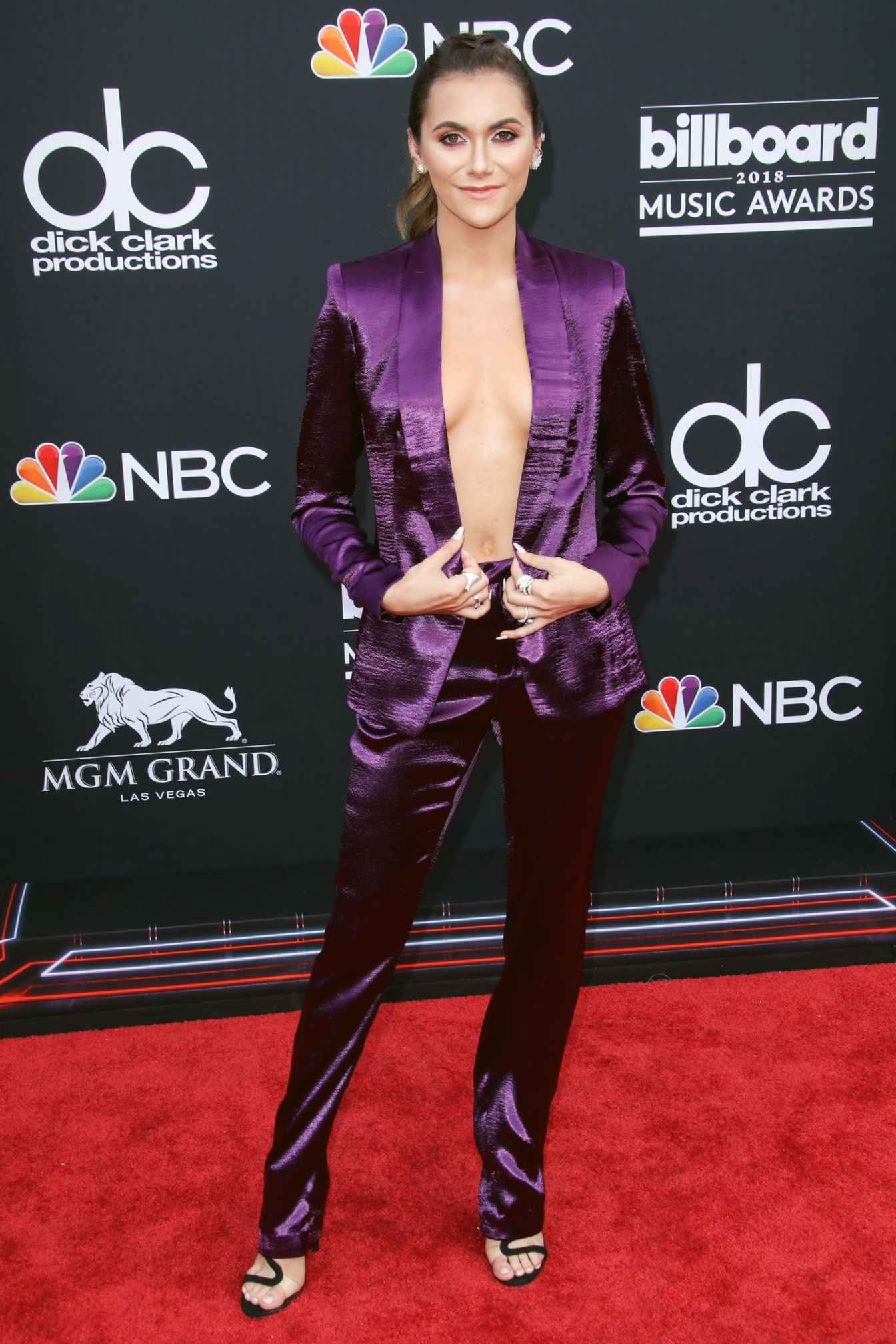 Alyson Stoner ouvre le décolleté aux Billboard Music Awards 2018