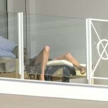 Oups, Anja Rubik exhibe un sein nu sur son balcon