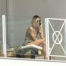 Oups, Anja Rubik exhibe un sein nu sur son balcon