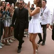 Bella Hadid, mini-jupe et décolleté à Cannes