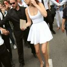Bella Hadid, mini-jupe et décolleté à Cannes