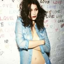Bella Hadid montre ses seins dans Love Magazine