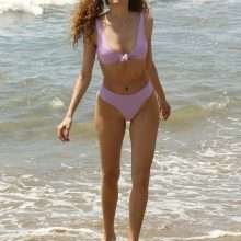 Blanca Blanco dans un bikini mauve à Malibu