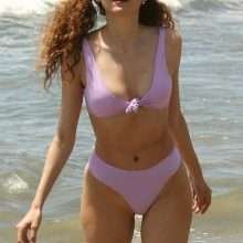 Blanca Blanco dans un bikini mauve à Malibu