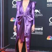 Dua Lipa, décolleté et mini-jupe aux Billboard Music Awards