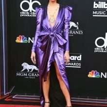 Dua Lipa, décolleté et mini-jupe aux Billboard Music Awards