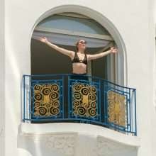 Evangelie Smyrniotaki seins nus sur son balcon