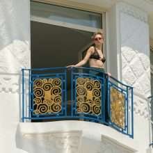 Evangelie Smyrniotaki seins nus sur son balcon